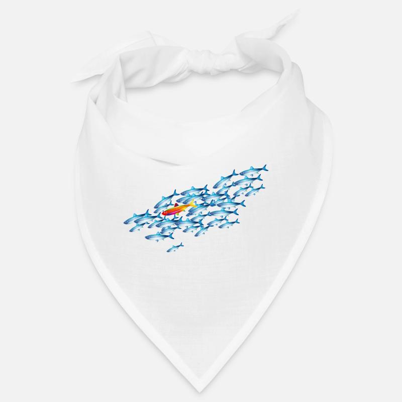 le poisson coloré dans l’essaim de poisson Bandana