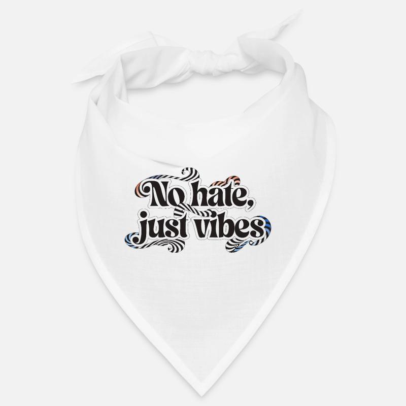 L’inscription « No hate, just vibes » dans un bauc Bandana