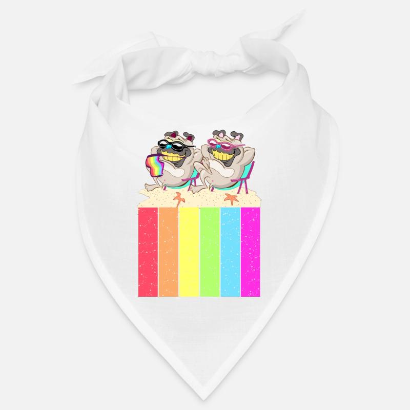Hunde am Strand mit der Regenbogenfahne Bandana