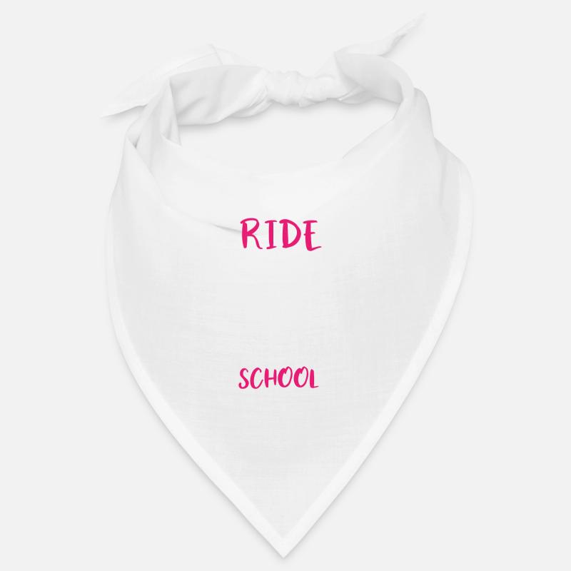 Fille de cheval née pour monter forcée d’aller à l’école Bandana