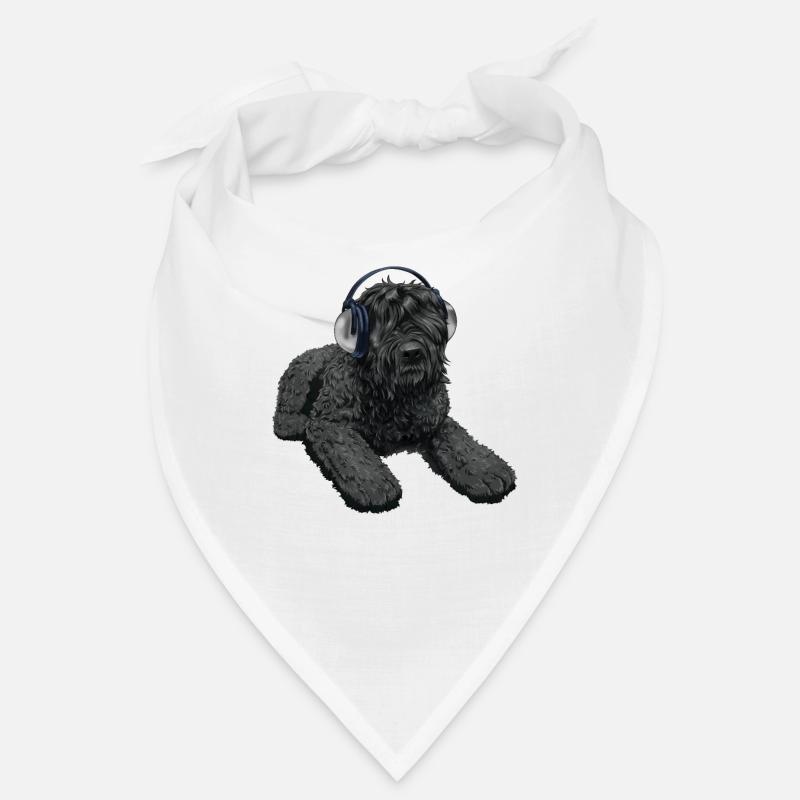 Schwarzer russischer Terrier Hund mit Kopfhörer Bandana