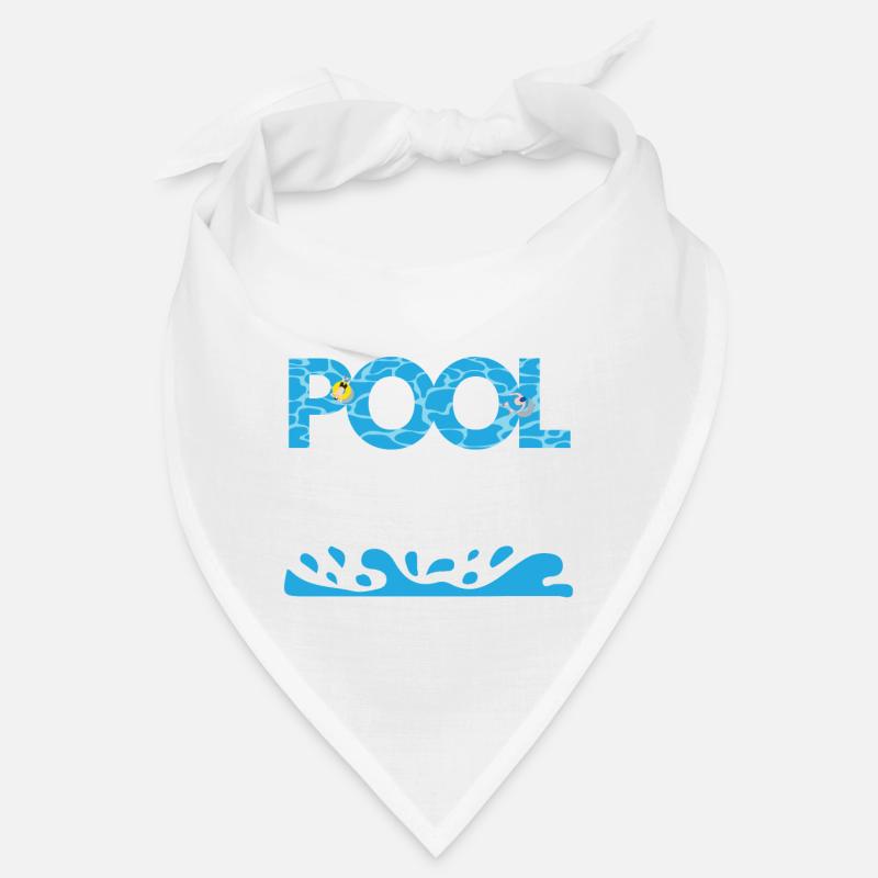Ein junger Mann schwimmt im Pool Bandana
