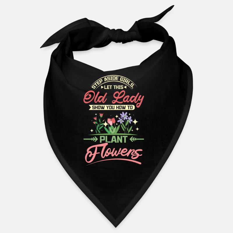 Vieille dame vous montrer comment planter des fleurs Bandana
