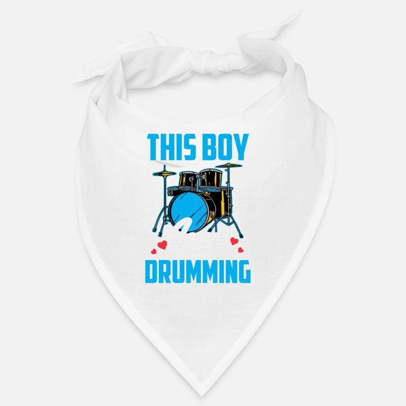 Ce garçon adore jouer de la batterie Bandana