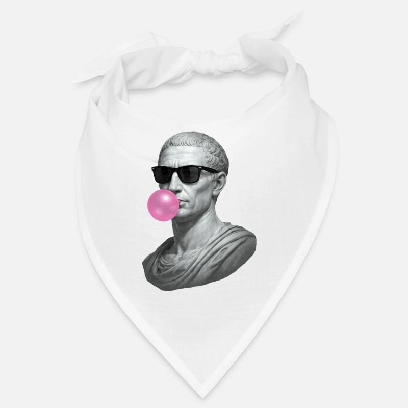 César avec des lunettes de soleil et du chewing-gum Bandana