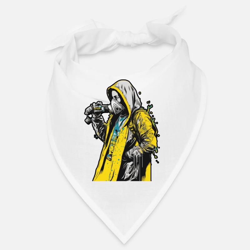 Kapuzenfrau trägt eine Gesichtsmaske mit einem gelben Bandana