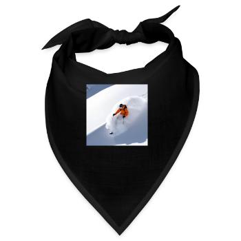 cooler Skifahrer in tiefem Pulverschnee - Bandana - Schwarz - Vorne