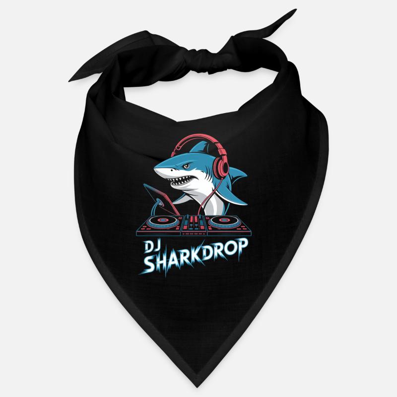 DJ SHARKDROP Hai DJ avec des écouteurs à la table de mixage Bandana