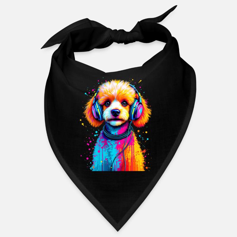 Chiot caniche avec un casque Bandana
