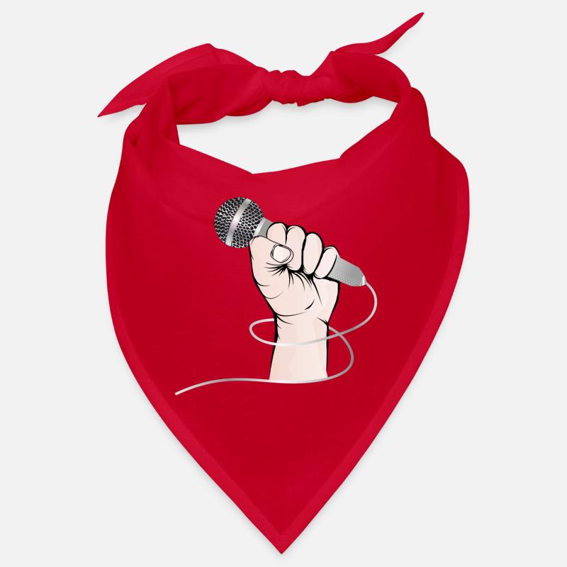 Eine Hand eines Sängers hält ein Gesangs Mikrofon Bandana