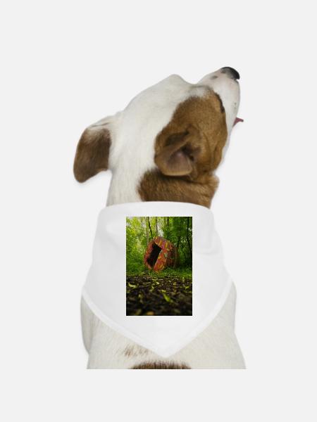 Betonkuchen in einem wilden Wald, Schimmelwald - Hunde-Bandana Dreieckstuch - Weiß
