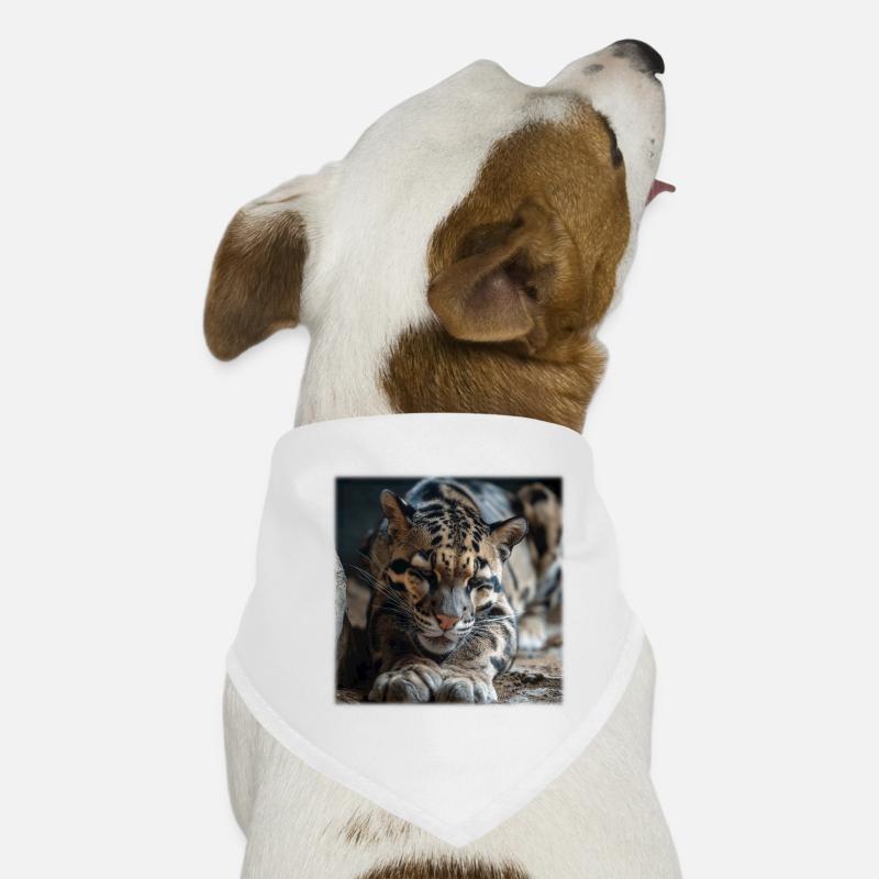 Pose de repos du léopard nuageux Chat sauvage expressif Bandana pour chien