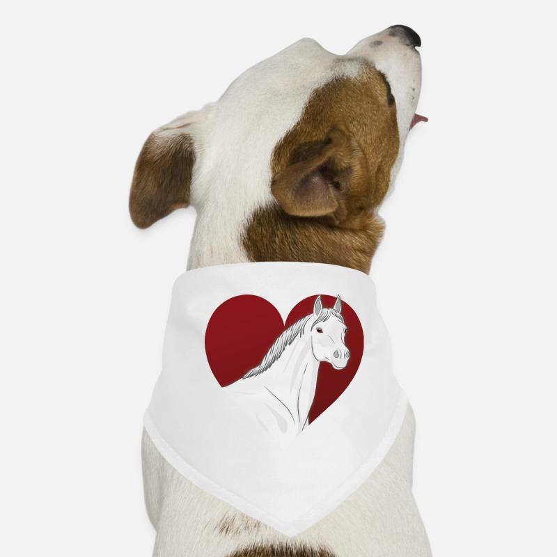 Un cheval Abbayan devant un coeur rouge Bandana pour chien