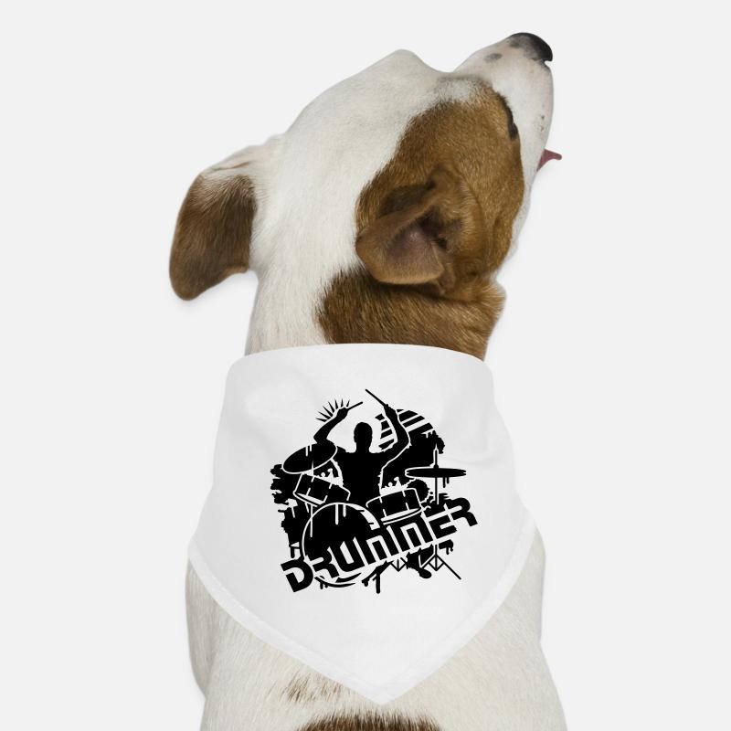 Un batteur et sa batterie Bandana pour chien