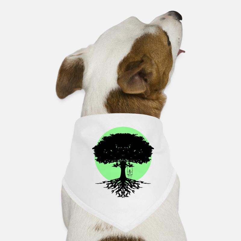 Mädchen schaukelt am Baum Hunde-Bandana