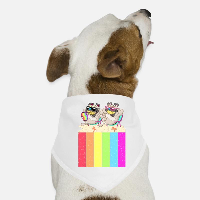 Hunde am Strand mit der Regenbogenfahne Hunde-Bandana
