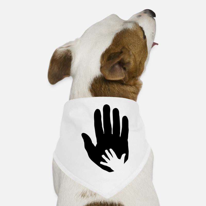 Bébé, main d’enfant dans la main du parent adulte. Bandana pour chien