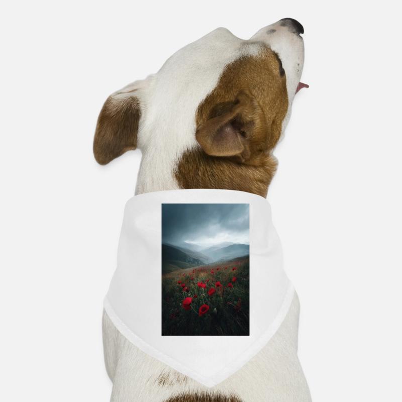 Crête de pavot rouge dans la brume Bandana pour chien