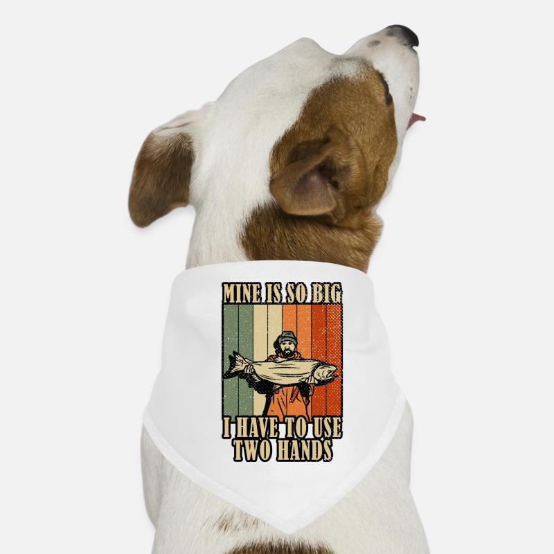 Le mien est si gros que je dois utiliser la pêche à deux mains Bandana pour chien