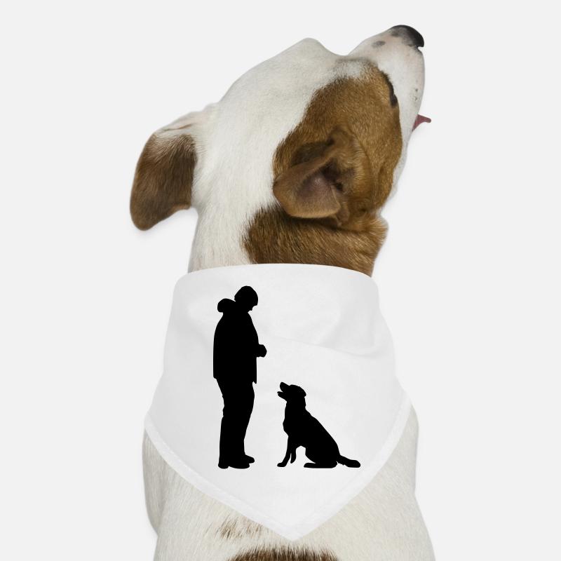 Hund sitzt vor Hunde-Bandana