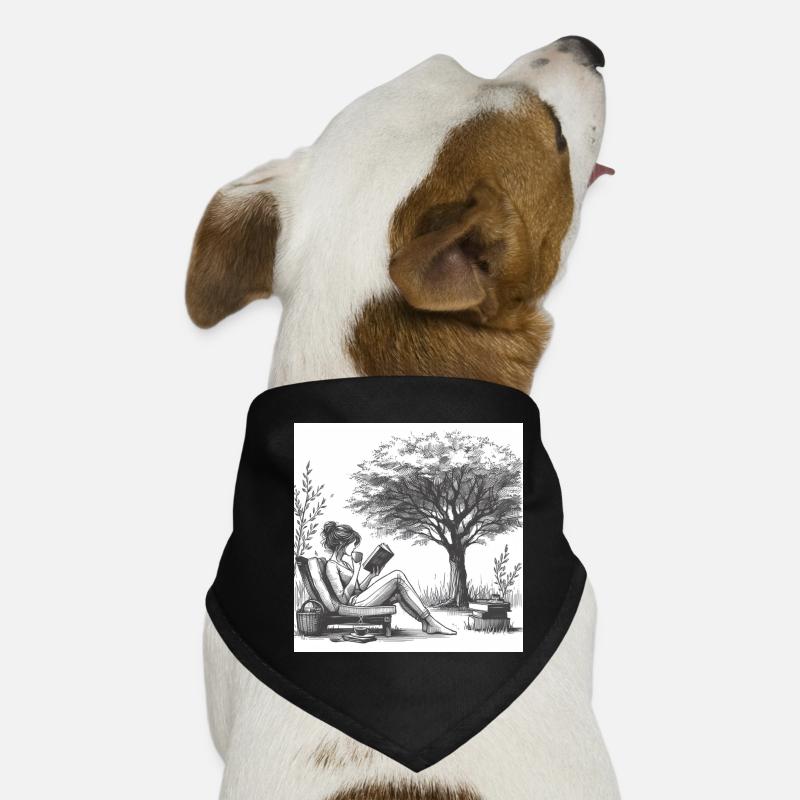Frau trinkt Kaffee und liest ein Buch Hunde-Bandana