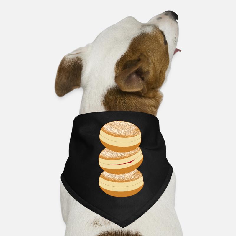 Trois beignets de carnaval avec du sucre en poudre et de la confiture Bandana pour chien