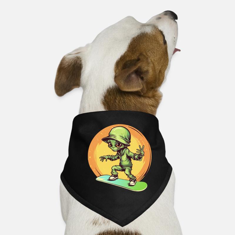 Alien sur le skateboard spatial au coucher du soleil Bandana pour chien