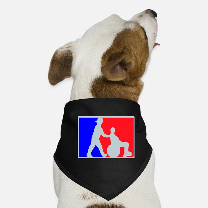 Altenpfleger schiebt Rollstuhl Hunde-Bandana