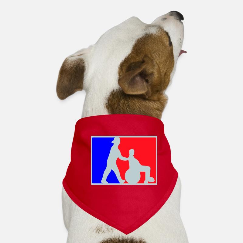 Altenpfleger schiebt Rollstuhl Hunde-Bandana