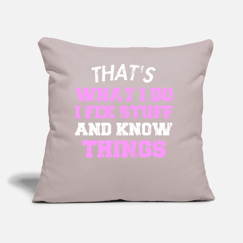 THAT &5S WHAT I DO I FIX STUFF AND KNOW THINGS Sofakissen mit Füllung 45 x 45 cm