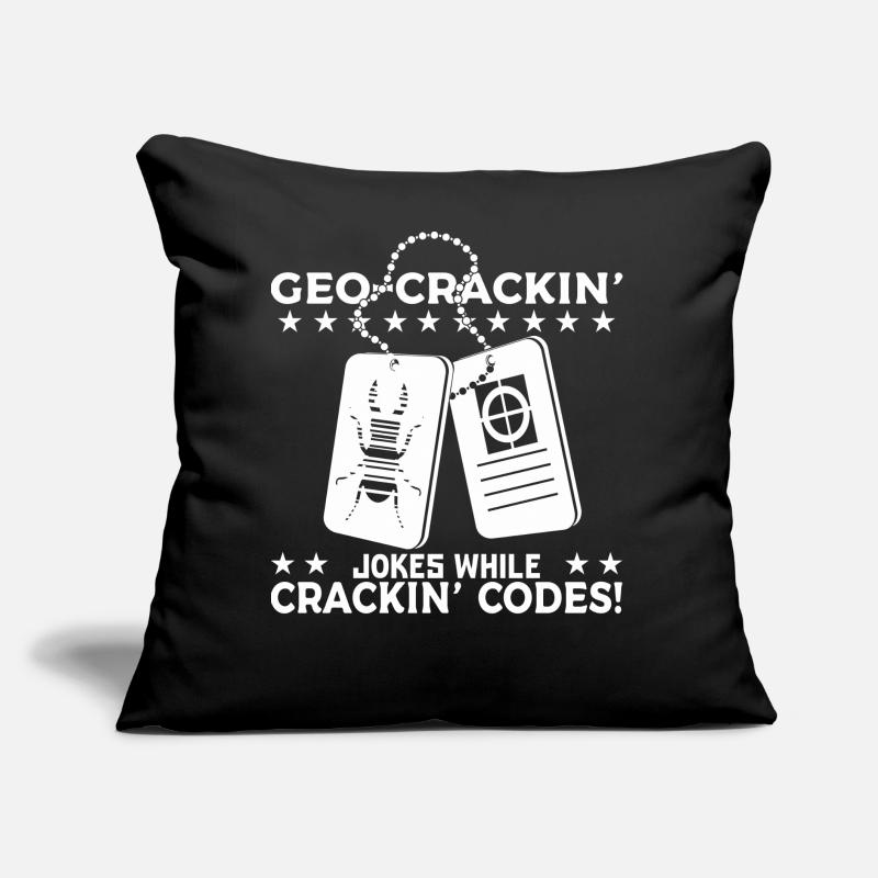 Des blagues géo-déchiffrées tout en déchiffrant des codes ! Coussin et housse de 45 x 45 cm