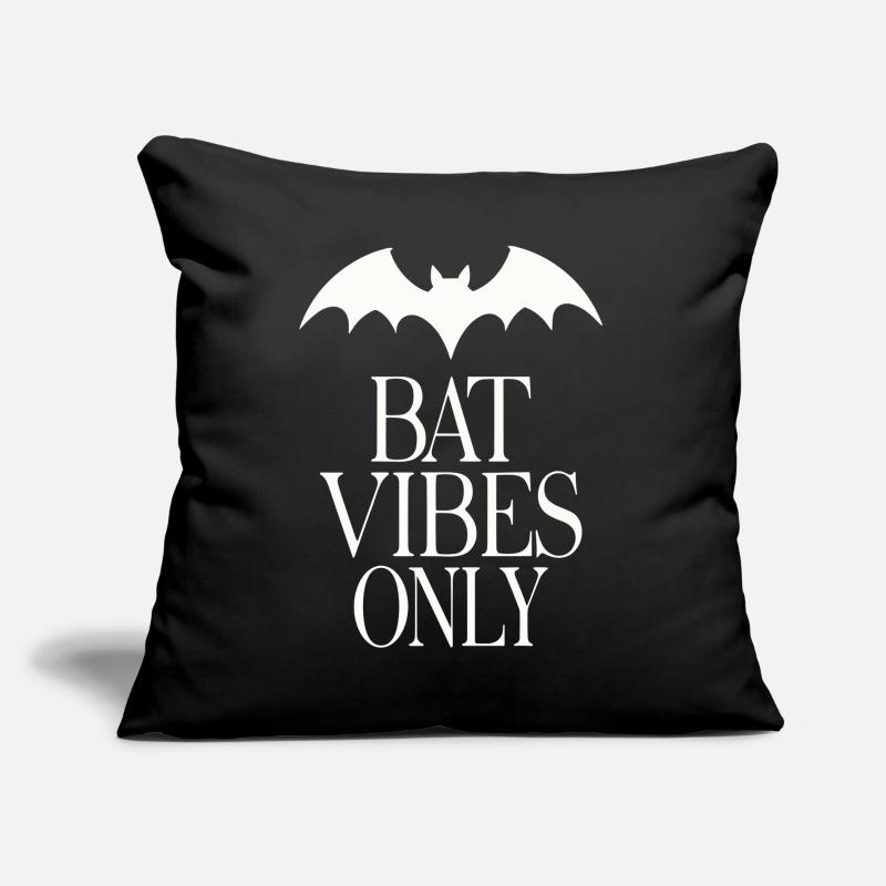 Fledermaus-Vibes Only – Goth-Statement Sofakissen mit Füllung 45 x 45 cm