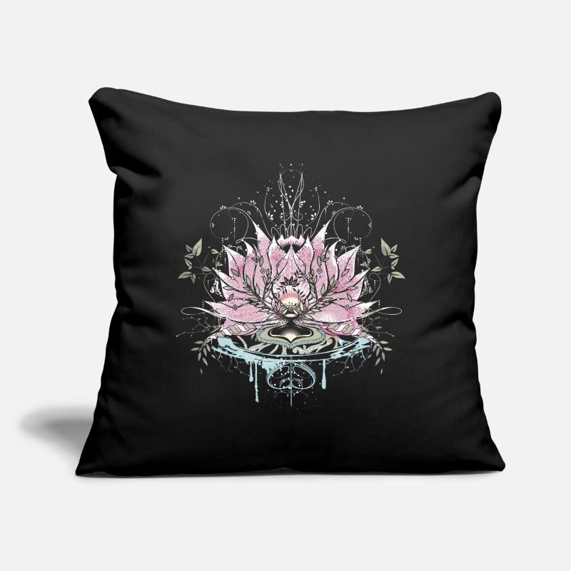 Fleur de lotus délicate avec des éléments d’eau et des graffitis Coussin et housse de 45 x 45 cm