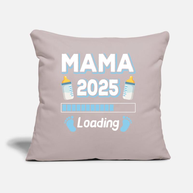 Mama 2025 Loading Mutter Mütter Mom Muttertag Sofakissen mit Füllung 45 x 45 cm