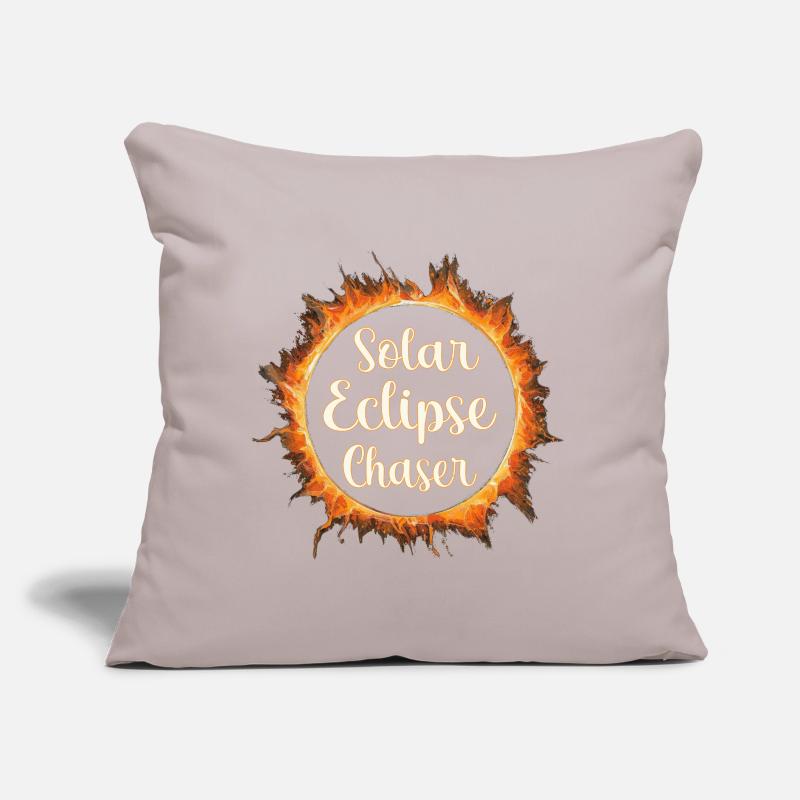 Solar eclipse chaser Sofakissen mit Füllung 45 x 45 cm