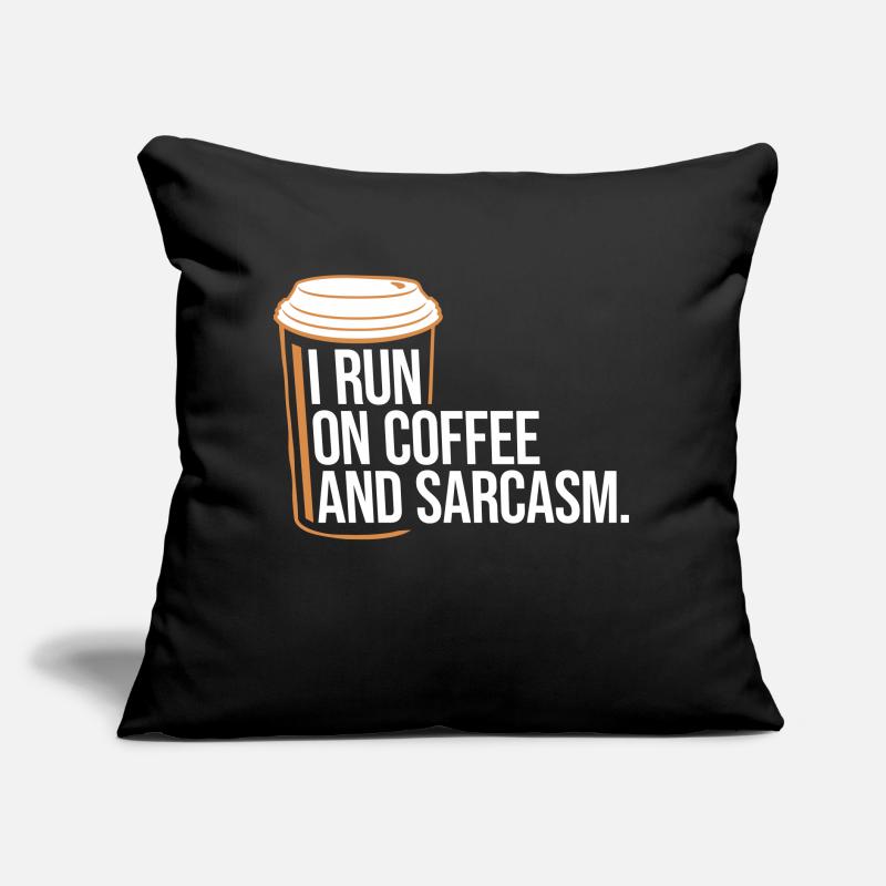 I Run On Coffee And Sarcasm Sarkastischer Spruch Sofakissen mit Füllung 45 x 45 cm