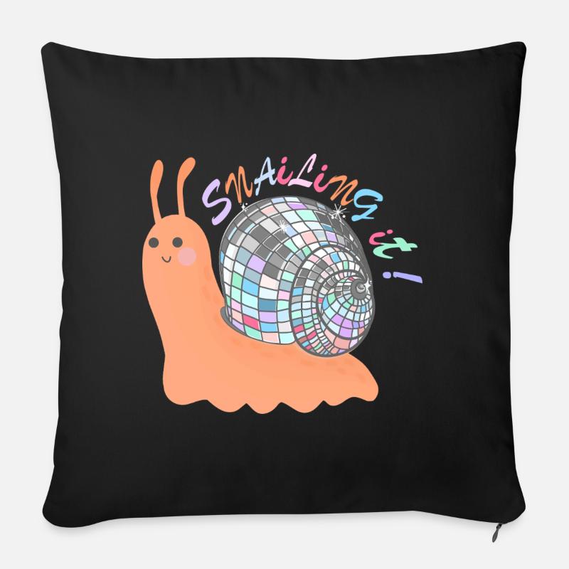 Snailing It! – Bunte Schnecke mit Disco-Kugel - Sofakissen mit Füllung 45 x 45 cm - Schwarz