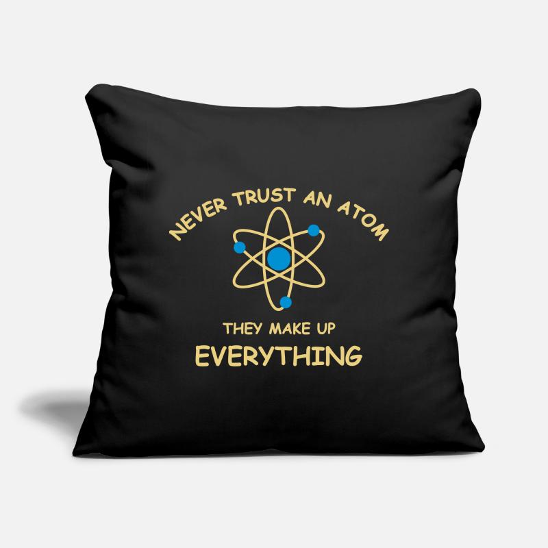 Never trust an atom Sofakissen mit Füllung 45 x 45 cm