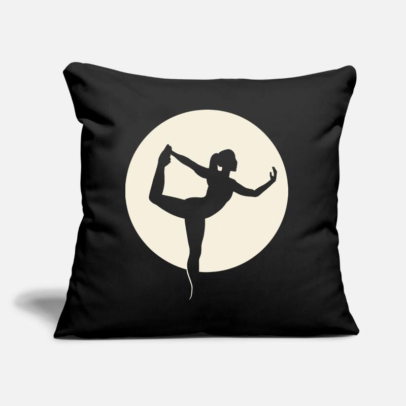 Posture de danseuse de silhouette de yoga devant la lune Coussin et housse de 45 x 45 cm