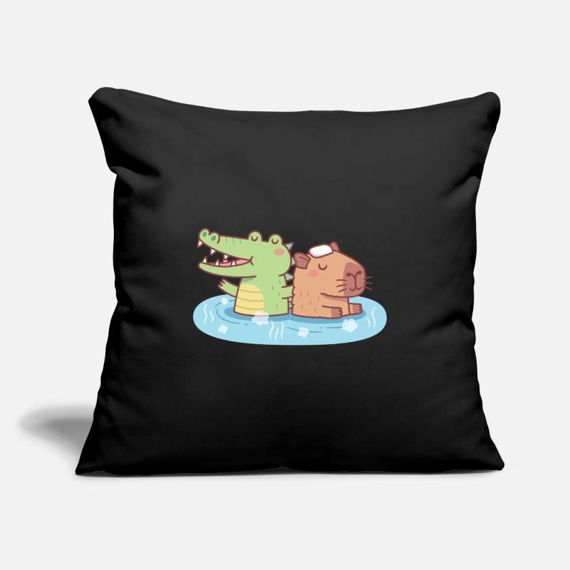 Mignon Capybara et crocodile se refroidissant dans une source chaude Coussin et housse de 45 x 45 cm