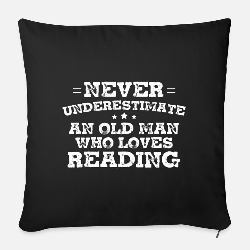 Never Underestimate An Old Man Who Loves Reading - Sofakissen mit Füllung 45 x 45 cm - Schwarz