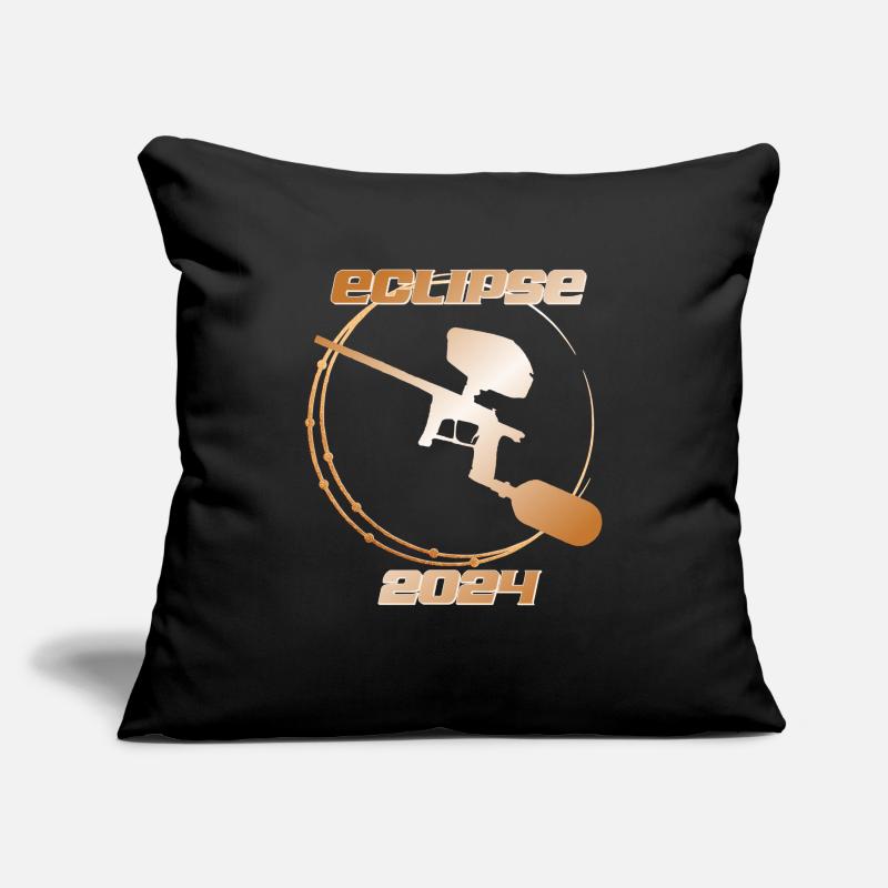 Eclipse 2024, mit einem Paintball-Marker. Sofakissen mit Füllung 45 x 45 cm