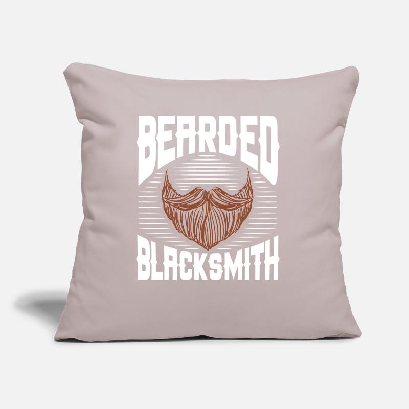 Bearded Blacksmith – Blacksmithing Beard Lover Sofakissen mit Füllung 45 x 45 cm