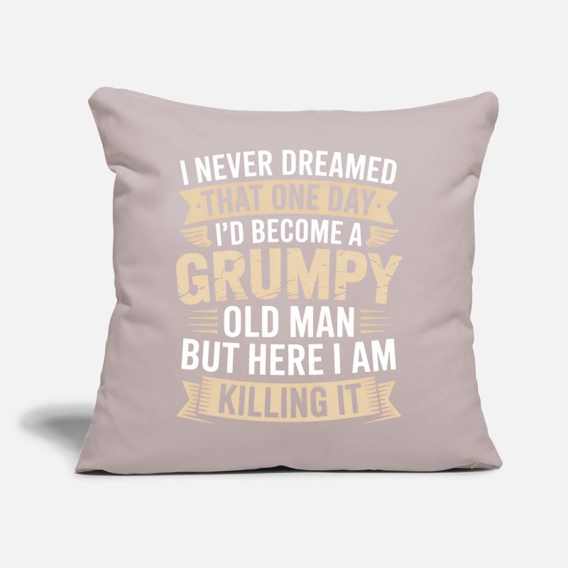 Grumpy Old Man Killing It Coussin et housse de 45 x 45 cm