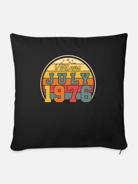 1976 Im Juli Geschenkidee - Sofakissen mit Füllung 45 x 45 cm - Schwarz