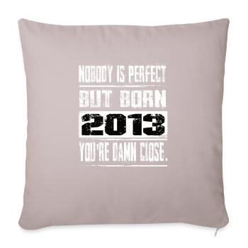 Personne n’est parfait mais né 2013 Anniversaire - Coussin et housse de 45 x 45 cm - taupe clair - Devant