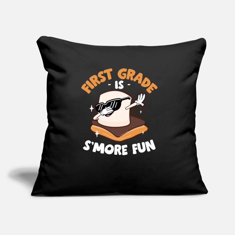 First Grade Is Smore Fun Camping Dabbing Marshmall Sofakissen mit Füllung 45 x 45 cm