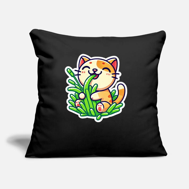 Chat roux mignon mangeant de l’herbe verte Coussin et housse de 45 x 45 cm