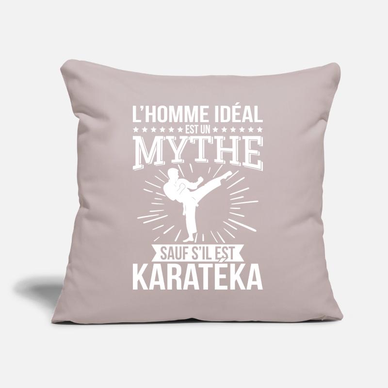 Der ideale Mann ist ein Mythos, es sei denn, er ist ein Karateka Sofakissen mit Füllung 45 x 45 cm
