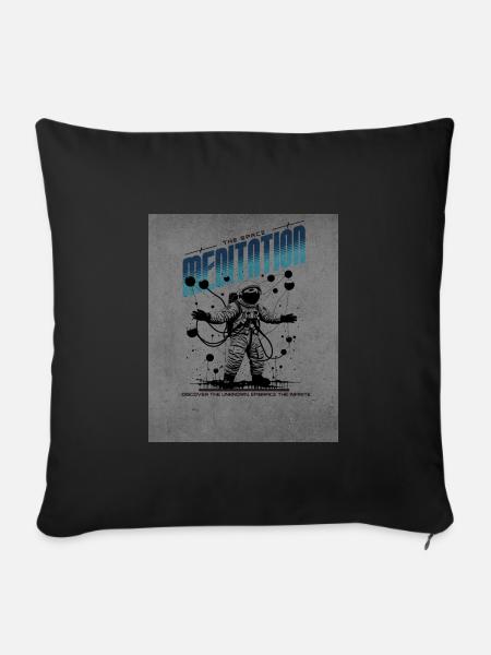 Meditierender Astronaut im Weltall - Sofakissen mit Füllung 45 x 45 cm - Schwarz
